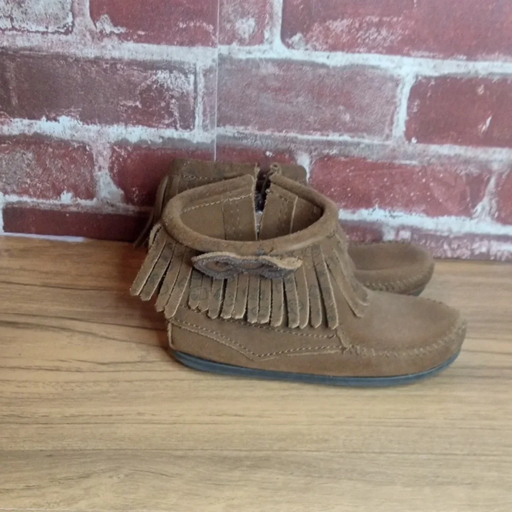 Minnetonka Hello Kitty Moccasins Ankle Booties Girls Size 11 Brown Suede